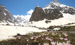 Mayıs ortasında Hakkari Cilo Dağlarında kayak keyfi