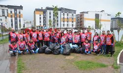 Yüksekova'da üniversite öğrencileri çevre temizliği yaptı