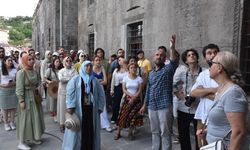 Turistik Tatvan Treni'nin yolcuları tarihi mekanları gezdi