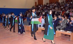 Mezuniyet töreninde  Filistin'e destek pankartları