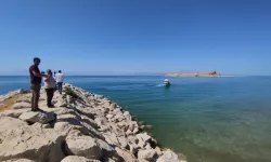 Van Gölü'nde kaybolan kişiyi arama çalışmaları sürüyor