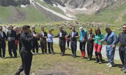 Hakkarili gençler Cilo Dağı eteklerinde turistlerle halay çekti