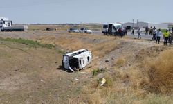 Diyarbakır'da yolcu minibüsü ile kamyonet çarpıştı: 14 yaralı