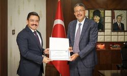 Vali Ali Çelik'ten Vali Yardımcılarına Başarı Belgesi Verildi
