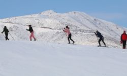 Yüksekova’ya kar yağınca kayakçılar antrenmanlara çıktı