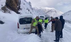 Bitlis'te kara saplanan araçtakilerin yardımına ekipler yetişti