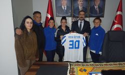 Hakkarigücü Kadın Futbol Takımında Başkan Öztepe'ye ziyaret