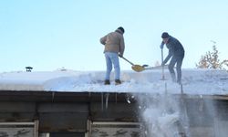 Hakkari'de vatandaşlar çatılardaki karı temizledi