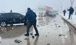 Hakkari'de aynı yöne giden otomobiller çarpıştı: 2 yaralı