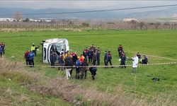 Denizli'de öğrenci servis midibüsü devrildi: 2 ölü, 26 yaralı