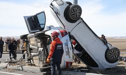 Kars'ta iki otomobil çarpıştı, 1 kişi öldü, 6 kişi yaralandı