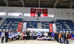 Hakkari'de Badminton müsabakaları tamamlandı