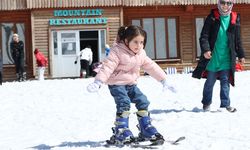 Hakkari'de miniklerin kayak heyecanı