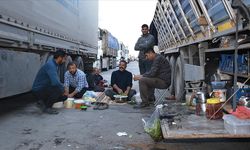 Tırlar arasında iftar zamanı