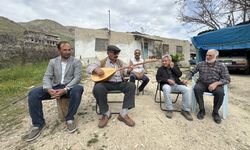 81 yaşındaki dengbejin 50 yıldır sazı ve sözü hiç susmadı