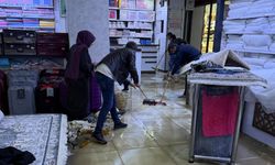 Şemdinli'de sağanak etkili oldu, iş yerini su bastı
