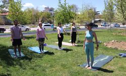 Edremit sahilinde ücretsiz yoga etkinliği