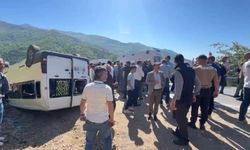 Hakkari’de öğrenci servisi devrildi: Çok sayıda yaralı var