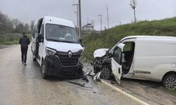 İşçi servisi ile hafif ticari çarpıştı: 13 yaralı