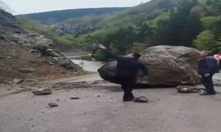 Dev kaya parçası yola düştü, arkadaş grubu son anda kurtuldu