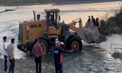 Batman Çayında mahsur kalan 25 kişi kepçeyle kurtarıldı