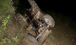 Devrilen traktörün altında kalan sürücü öldü