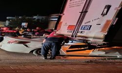 Otomobil, park halindeki TIR'a çarptı: 2 ölü