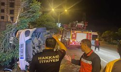 Hakkari'deki kazada  şoför araçta sıkıştı