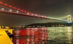 Köprüler şampiyon Galatasaray’ın renkleriyle ışıklandırıldı