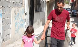 Görme engelli kağıt toplayıcısı babasına yol gösteriyor