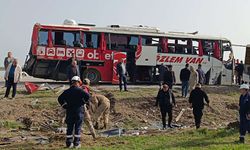 Van'da yolcu otobüsü devrildi: 28 yaralı