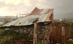 Kars'ta 7 ev ve köy okulunun çatısı uçtu