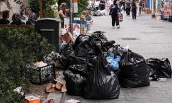 İşçilerin greve gitmesiyle cadde ve sokaklarda çöp yığınları oluştu