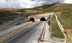 Hakkari-Van kara yolundaki riskli bölgeler tünellerle aşıldı
