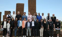 Bitlis'te film festivaline katılan sanatçılar tarihi mekanları gezdi