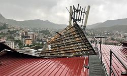 Hakkari'de şiddetli rüzgar, çatıya zarar verdi