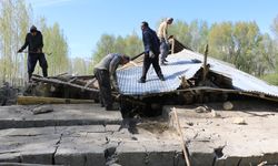 Hakkari'de ahır çöktü; 2 büyükbaş ile 50 tavuk telef oldu