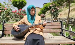 Hakkarili kadının bağlama tutkusu