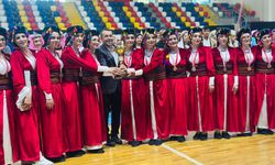 Hakkarili kızların halk oyunlarında büyük başarı!