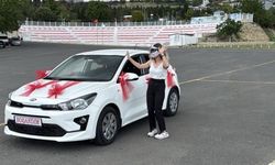 Eşinden boşanan kadın göbek atarak kutlama yaptı
