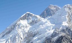 Everest'te dağcılar 'ölümüne tırmanış'a hazırlanıyor