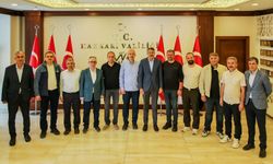 İÜ'nün hukukçu eski mezunları Vali Çelik'i ziyaret etti
