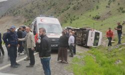 Hakkari'de öğrenci servisi devrildi: 7 yaralı