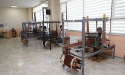 Kadınlar "şal şapik" kumaşını yaşatmak için tezgahın başında