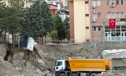 Hakkari’de Adliye Binasının girişinde çökme