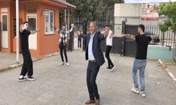Seçimi kazanan muhtar, çiftetelli oynadı