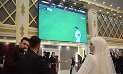Düğünlerinde final maçını dev ekrandan izlediler