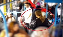 Otobüste düşürülen altın kolyeyi aldığı anlar kamerada