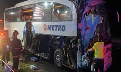 Yolcu otobüsü TIR'a arkadan çarptı: 2'si ağır, 13 yaralı