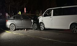 Ters şeride giren minibüs, otomobille çarpıştı: 1 ölü, 8 yaralı